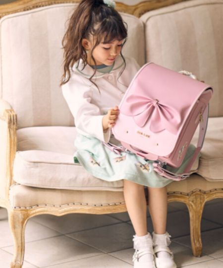 ランドセルを持つお子さま